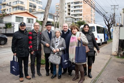 Grupo de Alumni ENE PUCV visita nueva sede Recreo