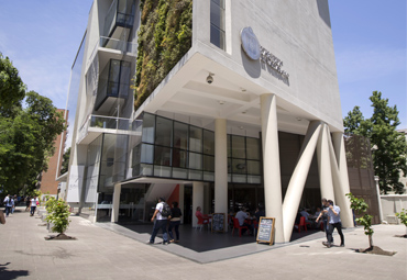 PUCV se posiciona en Santiago con su Centro de Estudios Avanzados y Extensión
