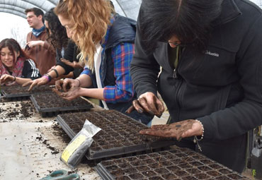 Centro Ceres otorgó capacitación a voluntarios del proyecto Manos en la Tierra de Agronomía PUCV