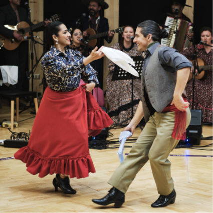 Tradiciones y vínculos: Conjunto Folklórico PUCV ofreció un viaje por Chile a través de bailes y cantos