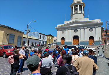 PUCV acompañó a vecinas y vecinos de Ñuñoa en un recorrido patrimonial por Valparaíso