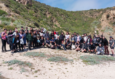 En terreno: estudiantes de pregrado del Instituto de Biología PUCV salen del campus para observar la flora y fauna de nuestra región