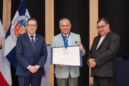 Profesores Carlos Salinas y Francisco Bartolucci reciben distinción “Fides et Labor”