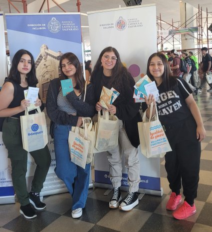 Programas de inclusión participan en Feria de Servicios Universitarios PUCV