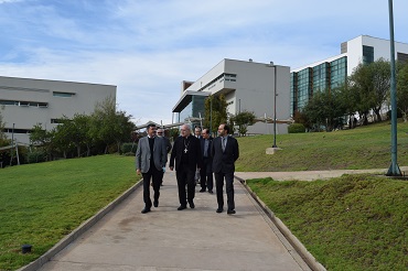 Representante de la Santa Sede en Chile visitó la Facultad de Ciencias