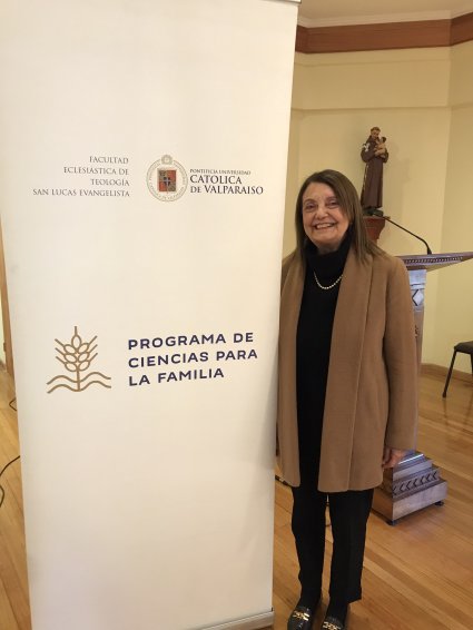 Prof. Soledad Quintana, miembro del Comité Ejecutivo del Programa de Ciencias para la Familia PUCV, da conferencia sobre derecho de familia en parroquia San Antonio