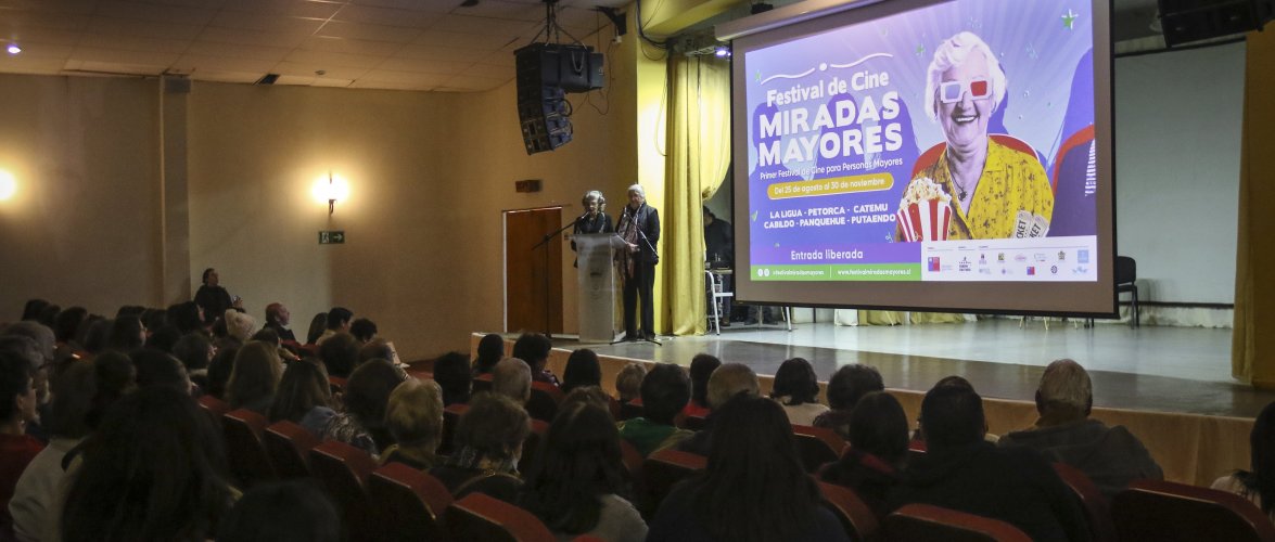 A teatro lleno se inauguró en La Ligua el “Festival de Cine Miradas Mayores” junto a las actrices Anita Reeves y Consuelo Holzapfel