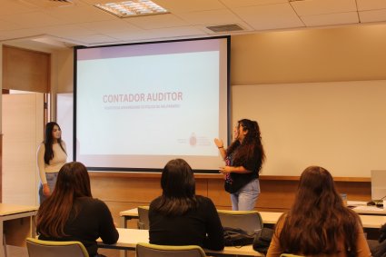 Alumnas de la Escuela de Comercio participaron en actividad realizada en Centro de Estudios Avanzados y Extensión PUCV