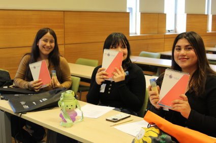 Alumnas de la Escuela de Comercio participaron en actividad realizada en Centro de Estudios Avanzados y Extensión PUCV