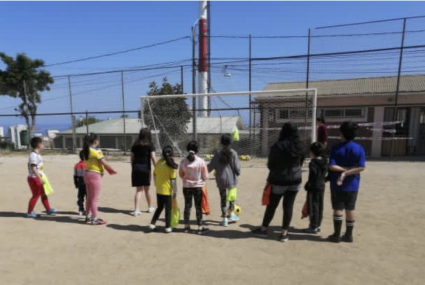 Estudiante lidera taller de fútbol gratuito para niños