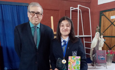 Facultad Eclesiástica de Teología entrega Premio Pastoral Oscar Romero a la alumna Karina Madrid del Liceo José Cortés Brown