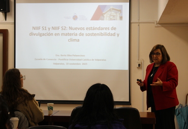 NIIF S1 y S2, nuevas normas y estándares que dio a conocer Berta Silva en el Ciclo de Charlas de la Escuela de Comercio