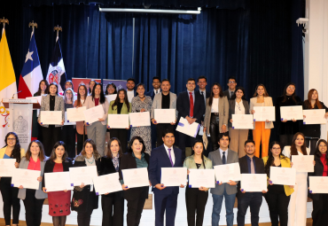Estudiantes de Diplomados de Derecho PUCV reciben sus certificados tras finalizar con éxito los programas