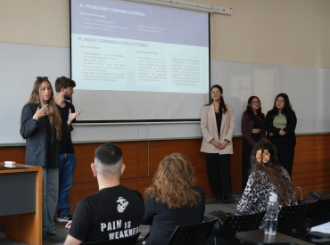 Programa Incentiva en el Aula impulsa colaboración entre estudiantes de Periodismo PUCV y emprendedores del Barrio Puerto