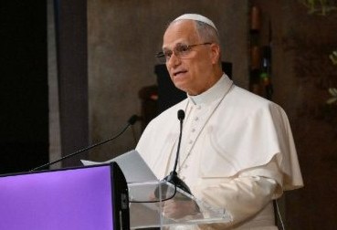 El Papa a los universitarios: sean artesanos de paz, el rearme enriquece a las élites