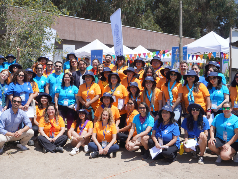 Grupo de profesionales asistentes a campamento, en fotografía grupal. 