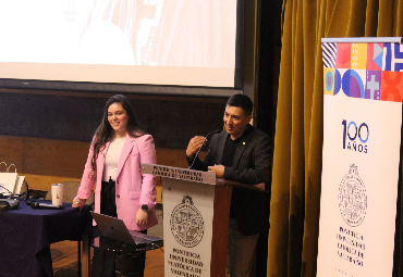 Ex alumna Camila Palacios Castro compartió su experiencia profesional en nueva charla Alumni para estudiantes de primer año