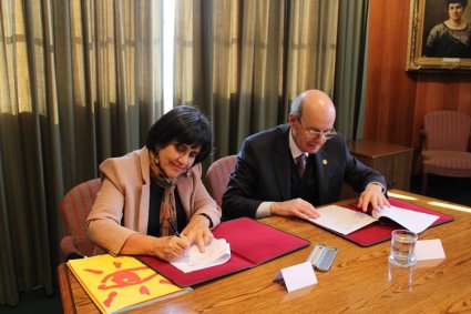 PUCV y Fundación Futuro firman acuerdo de cooperación - Foto 1
