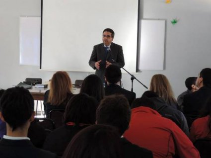 Derecho: Presidente del Tribunal Constitucional hizo clases de Educación Cívica en Liceo de Viña del Mar - Foto 1