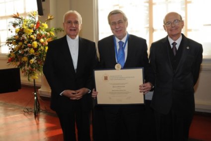 Dr. Alberto Van Klaveren recibió distinción “Doctor Scientiae et Honoris Causa” en la PUCV - Foto 3