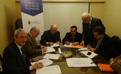 Universidades del CRUV suscriben acuerdo con Seremi de Economía - Foto 1