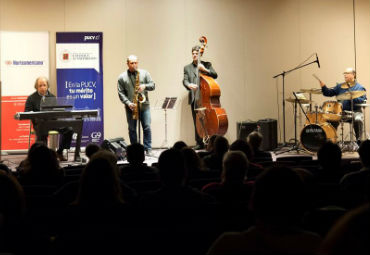Concierto de jazz reunió a ex alumnos de la Facultad de Ciencias Económicas y Administrativas en Santiago - Foto 1