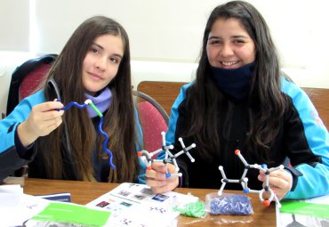 Estudiantes de Cuarto Medio aprenden sobre péptidos en laboratorios de NBC - Foto 2