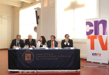 Debaten sobre pluralismo, regiones y descentralización en la PUCV - Foto 1