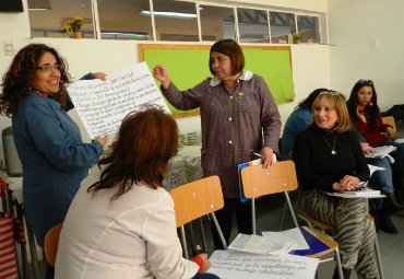 Revista Perspectiva Educacional inicia diálogos pedagógicos en escuelas vulnerables de la región - Foto 1