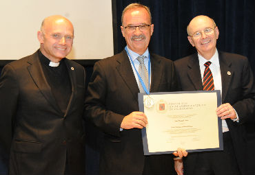 Académico español Juan Lema recibe el título Doctor Honoris Causa por la PUCV - Foto 1