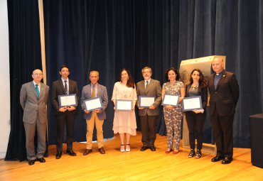 PUCV distingue a académicos por excelencia en investigación y docencia - Foto 1