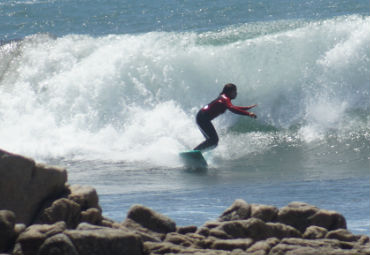 Escuela de Educación Física desarrolla proyecto de surf para niños en riesgo social - Foto 1