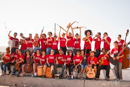 Ex alumno crea agrupación de música chilena con intérpretes europeos y nacionales - Foto 1