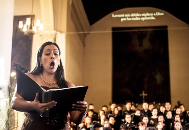 Coro Femenino PUCV y agrupaciones de la PUC interpretaron concierto Davide Penitente en Iglesia La Matriz - Foto 1