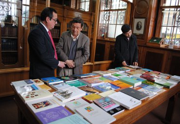 Ediciones Universitarias de Valparaíso dona 60 textos a Archivo Histórico de la PUCV - Foto 3