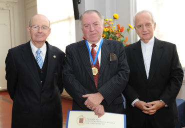 Académico Alejandro Guzmán es nombrado Profesor Emérito PUCV - Foto 1