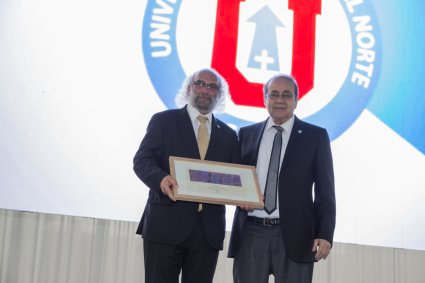 UCN entrega reconocimiento a la Pontificia Universidad Católica de Valparaíso en el marco su 60° aniversario - Foto 1