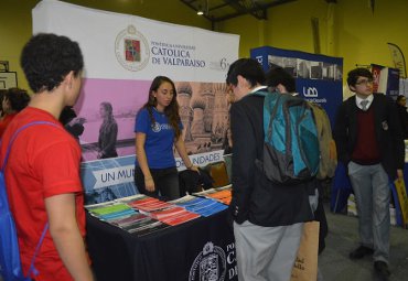Delegación PUCV realiza gira en Magallanes con charlas informativas y participación en Feria de Educación Superior
