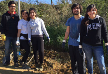Estudiantes PUCV reforestan relleno sanitario Los Molles en Valparaíso - Foto 1