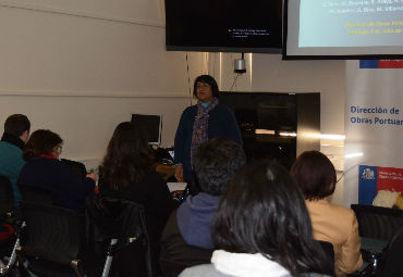 Decana de la Facultad de Ciencias realiza seminario de corrosión en la Dirección Nacional de Obras Portuarias - Foto 1