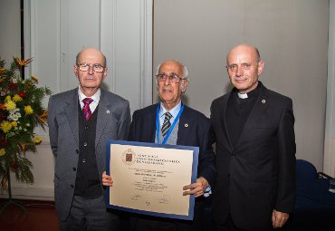 Académico Fernando Alvarado fue nombrado como Profesor Emérito de la PUCV - Foto 1
