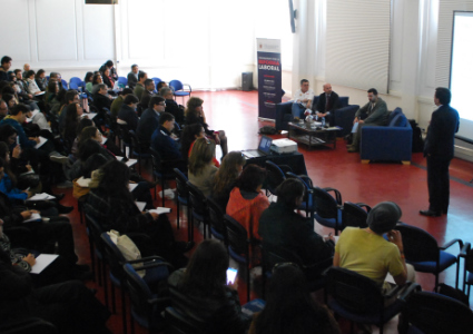 Facultad de Ciencias Económicas y Administrativas realiza Conversatorio sobre Reforma Laboral - Foto 1