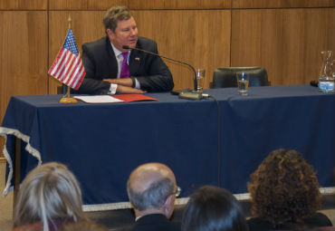 Embajador de Estados Unidos visita la PUCV en el marco de un ciclo de conferencias con diplomáticos - Foto 2