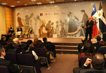 Presidenta Bachelet presentó registro audiovisual de libro realizado por Margot Loyola y Osvaldo Cádiz - Foto 1