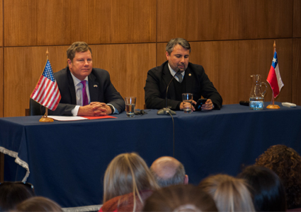 Embajador de Estados Unidos visitó la PUCV en el marco de un ciclo de conferencias con diplomáticos - Foto 2
