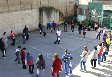 Conjunto Folclórico PUCV enseña primeros pasos de cueca a comunidad del Barrio La Matriz - Foto 3