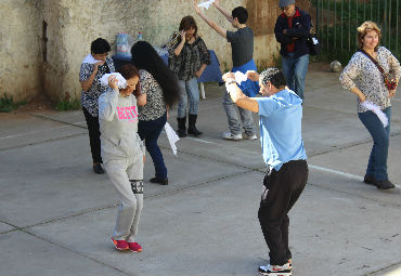 Conjunto Folclórico PUCV enseña primeros pasos de cueca a comunidad del Barrio La Matriz - Foto 2