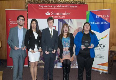 Banco Santander entrega becas para movilidad internacional a académica y alumnos de la PUCV - Foto 1