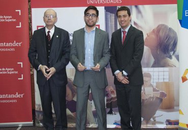 Banco Santander entrega becas para movilidad internacional a académica y alumnos de la PUCV - Foto 2