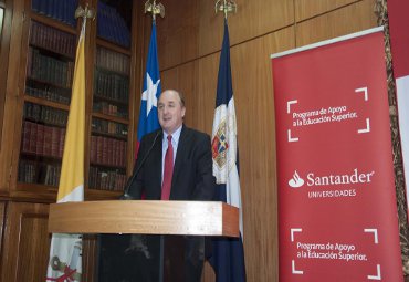 Banco Santander entrega becas para movilidad internacional a académica y alumnos de la PUCV - Foto 3